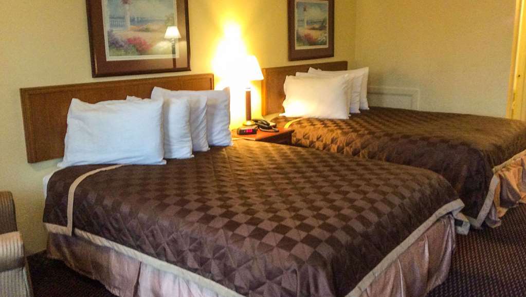 Budget Inn Columbus East Room photo